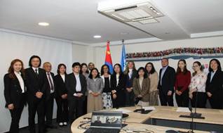 A group of people standing in a room
AI-generated content may be incorrect.