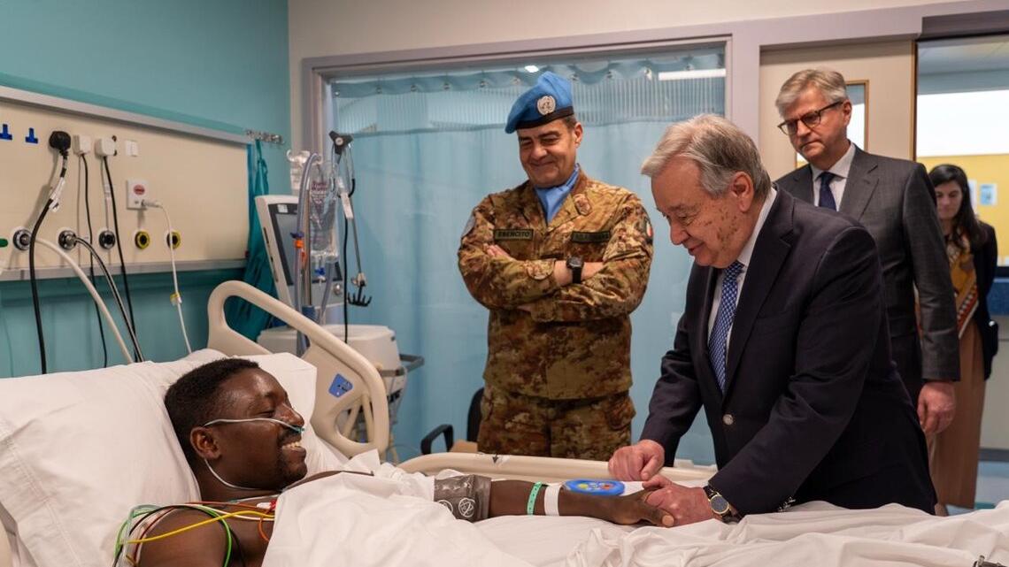 António Guterres visits a Ghanaian peacekeeper laying in hospital bed