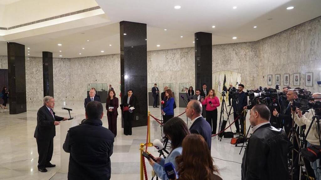 Le chef de l'ONU, António Guterres (à gauche), s'adresse aux médias à Beyrouth, au Liban