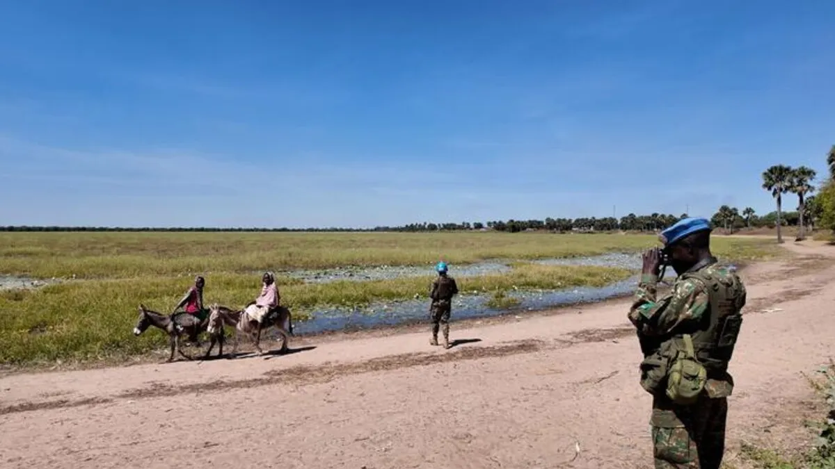 Los aldeanos se mueven libremente a pie, en la espalda de un burro o con ganado