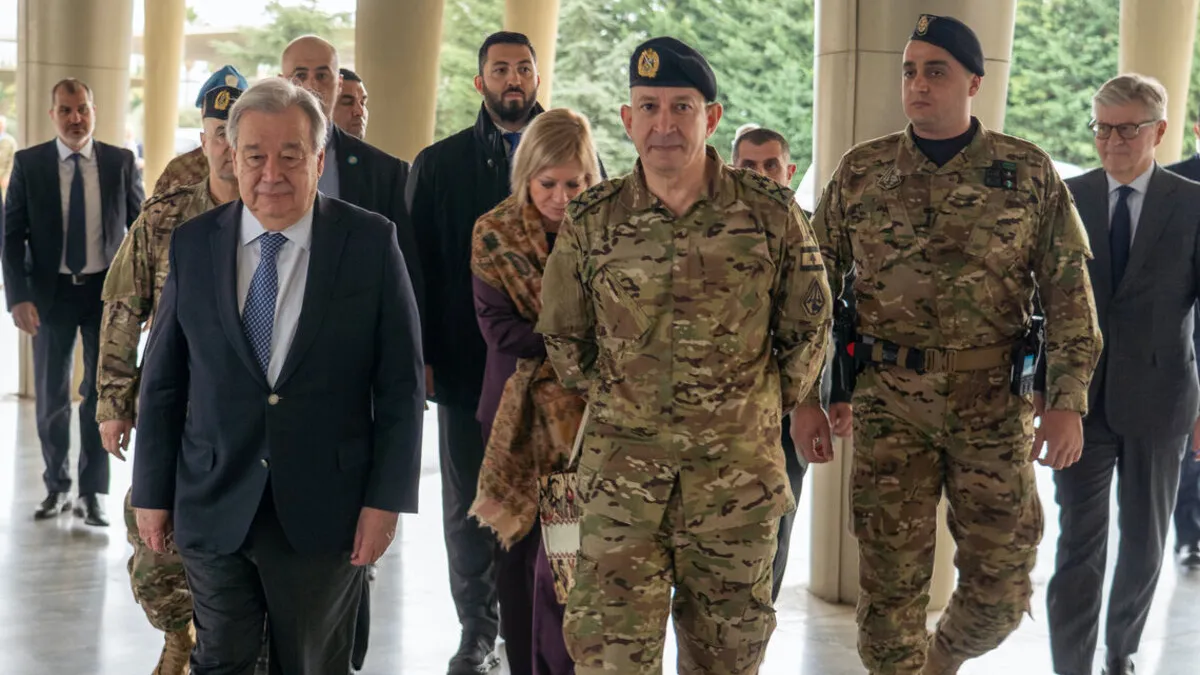 الأمين العام أنطونيو غوتيريش (في الوسط إلى اليسار) ونائب الأمين العام لشؤون عمليات السلام في الأمم المتحدة جان-بيير لاكروا (في أقصى اليمين)، يلتقيان برودولف هيكل (في الوسط إلى اليمين)، قائد القوات المسلحة اللبنانية، خلال زيارتهما إلى لبنان.