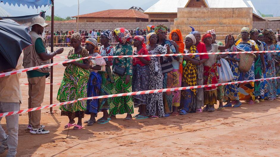 Des personnes déplacées font la queue pour recevoir l'aide du PAM dans la province du Sud-Kivu, en République démocratique du Congo.