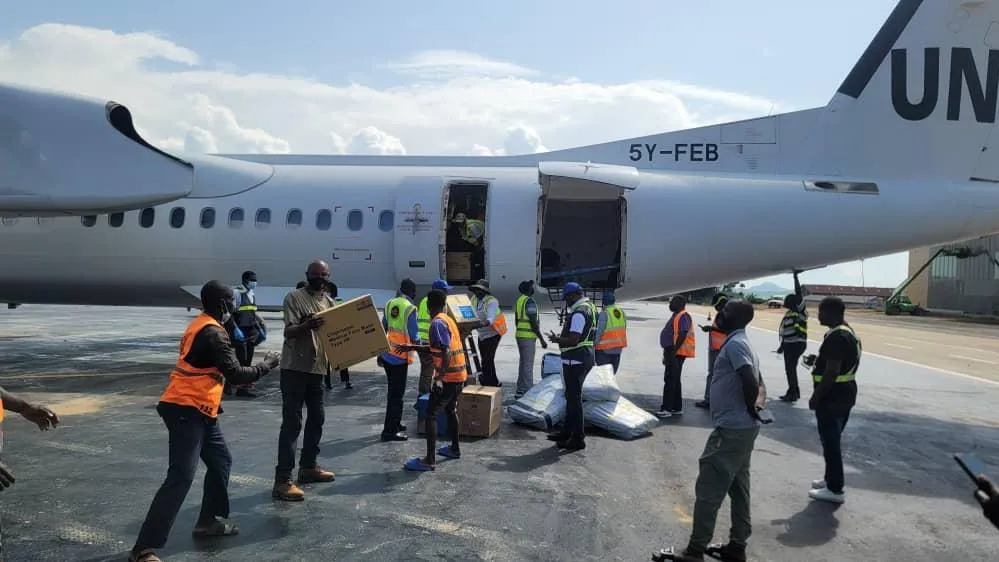 Le personnel de la Mission et de l’OMS réceptionne du matériel à l’aéroport.