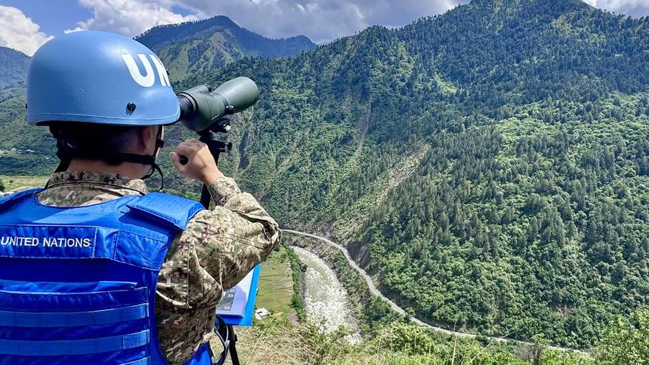 Un membre des forces de maintien de la paix de l'UNMOGIP, la mission chargée de surveiller la frontière contestée entre l'Inde et le Pakistan.