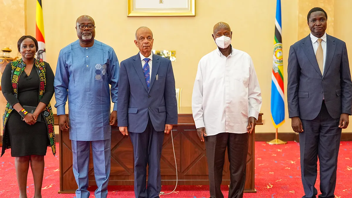 A group photo of H.E. Yoweri Museveni, President of the Republic of Uganda and the USG Mr. Khare together with his delegation at State House in Entebbe.