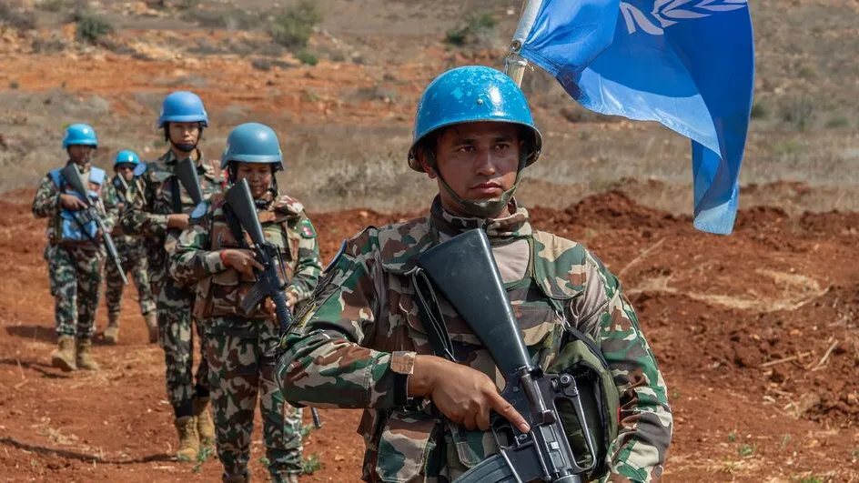Des soldats de la paix de la FINUL effectuent une patrouille le long de la Ligne bleue, à proximité de Meiss El-Jabal, un village libanais frontalier d'Israël (photo d'archives).