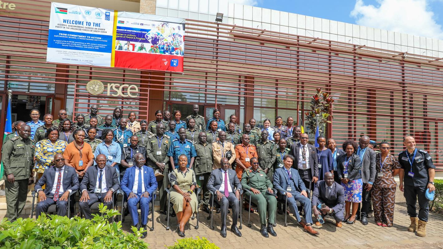 A group photo of participants and guest speakers. A group photo of participants and guest speakers.