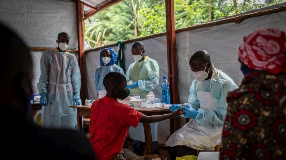 Un réfugié de retour au Burundi fait un test de la Covid-19 dans un centre de transit après être revenu du Rwanda. Photo: UNHCR/Will Swanson