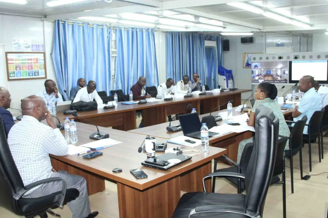 Un groupe assiste à une réunion.