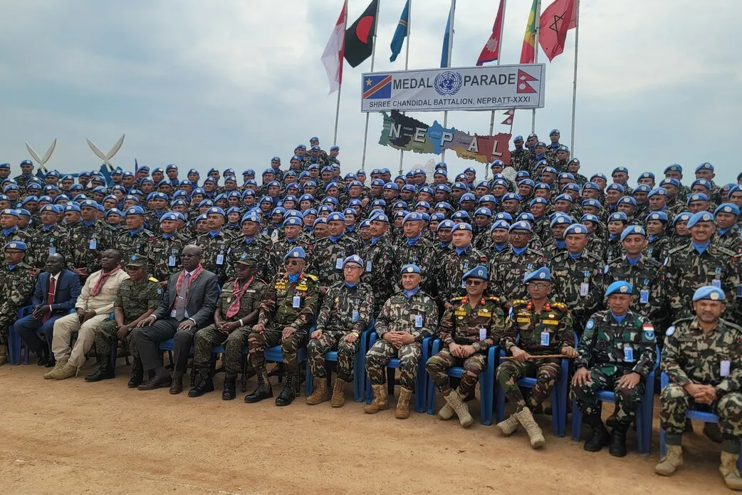 Un groupe de soldats de la paix pose pour une photo.