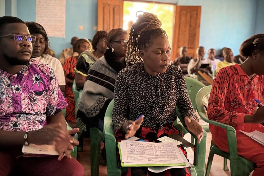 Un public assis participe à un événement.