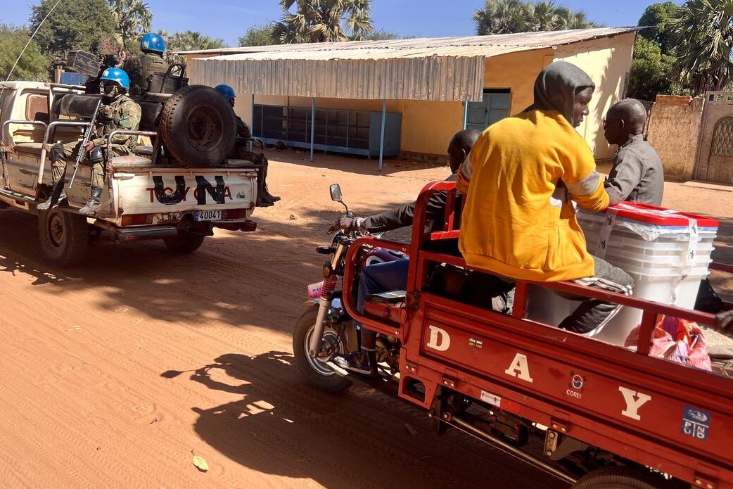 Des Casques bleus sont photographiés à bord d’un véhicule armé de l’ONU. 