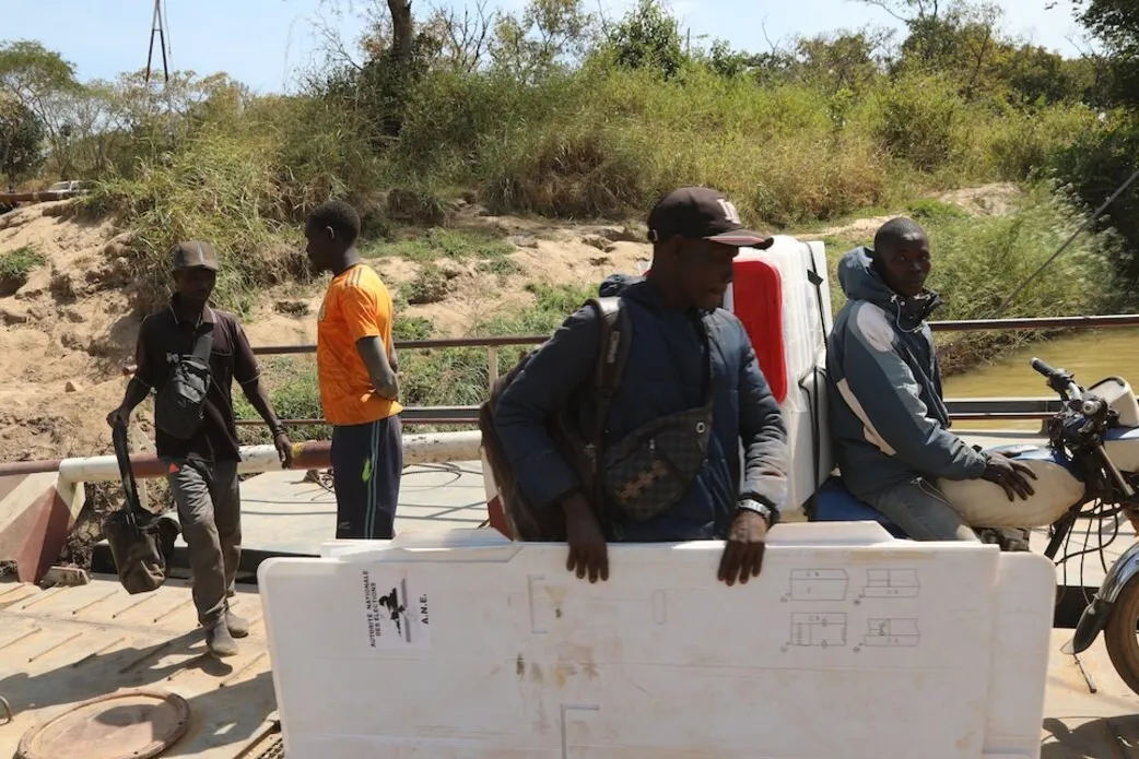 Un groupe se tient à bord d'un bateau.