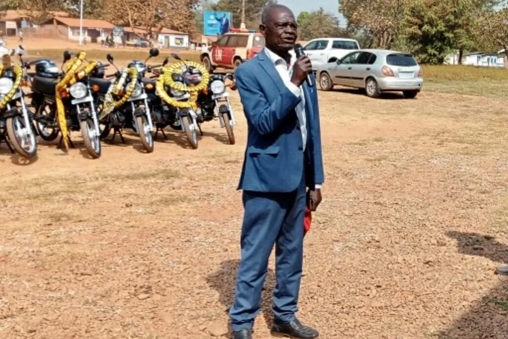 Un représentant prend la parole dans un microphone.