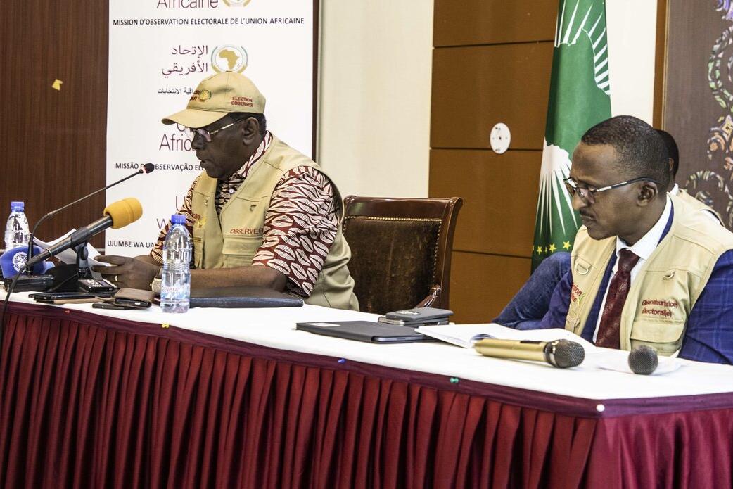 Deux intervenants participent à une table ronde lors d'une conférence.