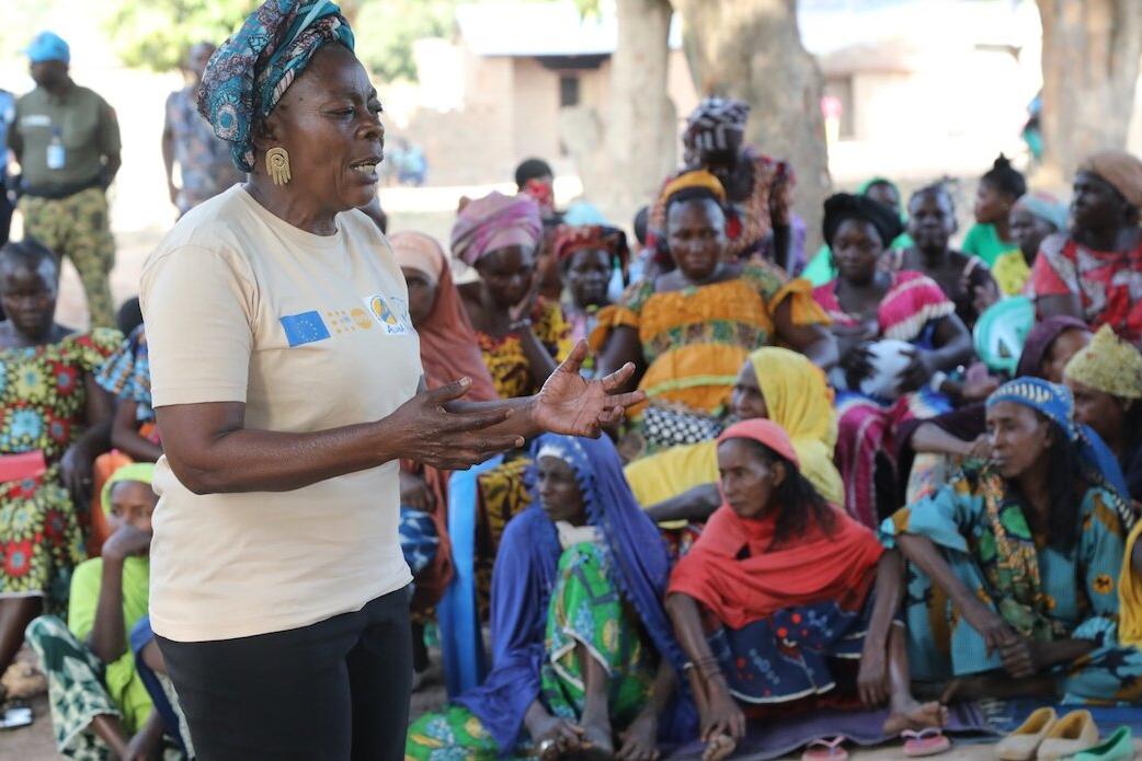 Un intervenant s’adresse à un public.