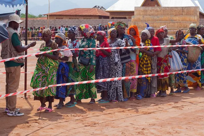Des personnes déplacées font la queue pour recevoir l'aide du PAM dans la province du Sud-Kivu, en République démocratique du Congo. 