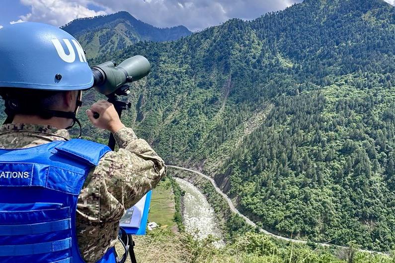 Un membre des forces de maintien de la paix de l'UNMOGIP, la mission chargée de surveiller la frontière contestée entre l'Inde et le Pakistan.