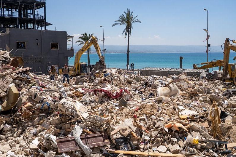 مشاهد دمار واسع النطاق تظهر في مدينة صور، جنوب لبنان، عقب الغارات الجوية الإسرائيلية في شهر نيسان.  