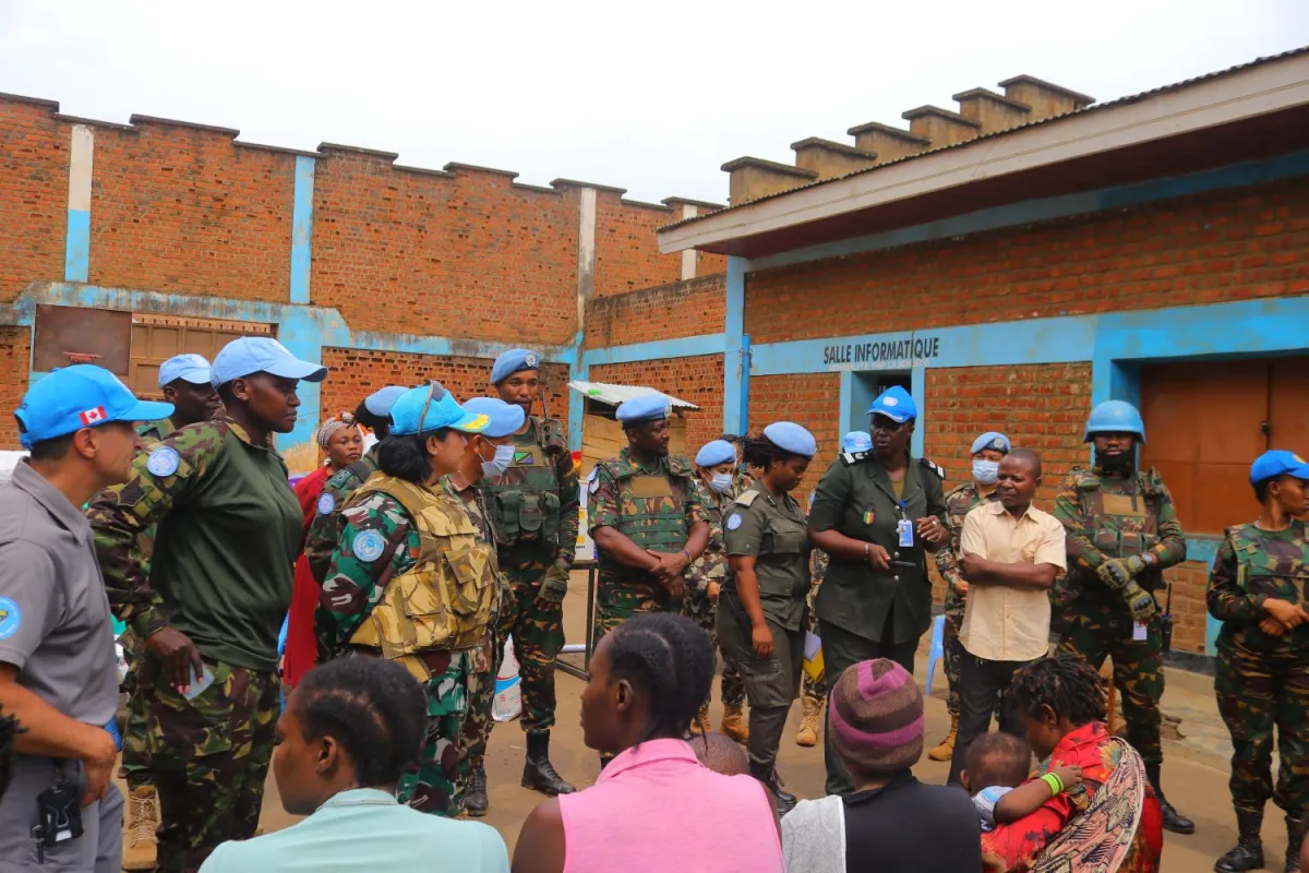 À Beni, une délégation composée du personnel de l’Unité d’appui à l’administration pénitentiaire, appuyée par les contingents des Casques bleus malawites, indonésiens, kenyans, népalais et tanzaniens, s’est rendue à la prison urbaine ainsi qu’à l’Établissement de garde pour enfants. 