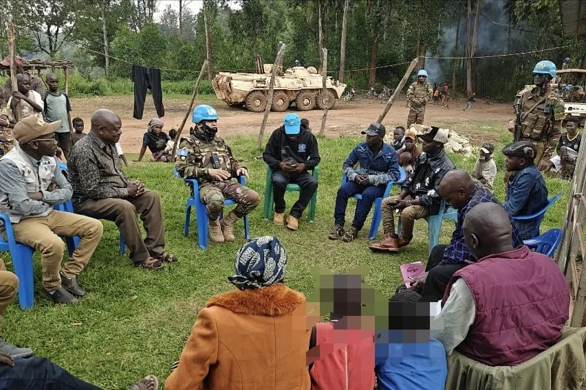À l’issue des discussions, les différentes parties se sont accordées pour que les deux fillettes soient remises aux Casques bleus de la MONUSCO basés à Rhoo, localité située à proximité de la zone où elles étaient retenues.