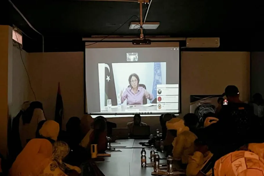 Youth in Sebha at a discussion with DSRSG Stephanie Koury