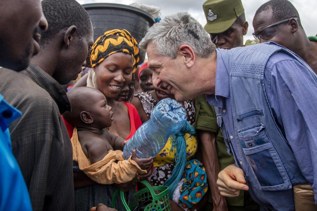 Filippo Grandi, Haut-Commissaire de l'ONU pour les réfugiés, s'entretient avec une femme et son bébé lors de sa visite au camp de réfugiés de Nyarugusu dans le district de Kasulu, dans l'ouest de la Tanzanie, le 7 février 2019. Photo HCR/Georgina Goodwin