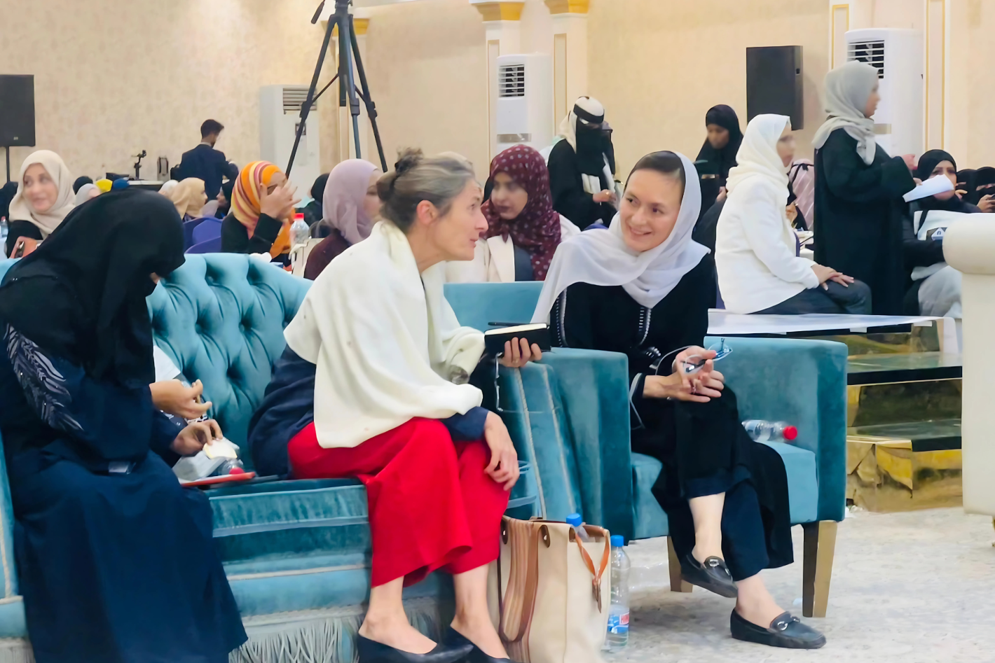 القائم بأعمال بعثة الأمم المتحدة لدعم إتفاق الحُديدة مع سفيرة هولندا لدى اليمن، جانيت سيبن، في القمة النسوية