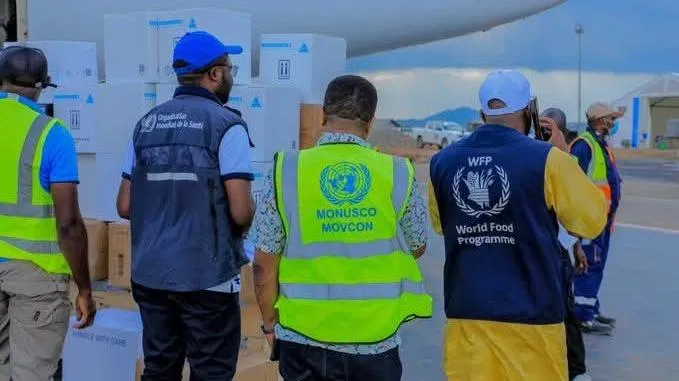 Le personnel de la Mission et de l’OMS réceptionne du matériel à l’aéroport.