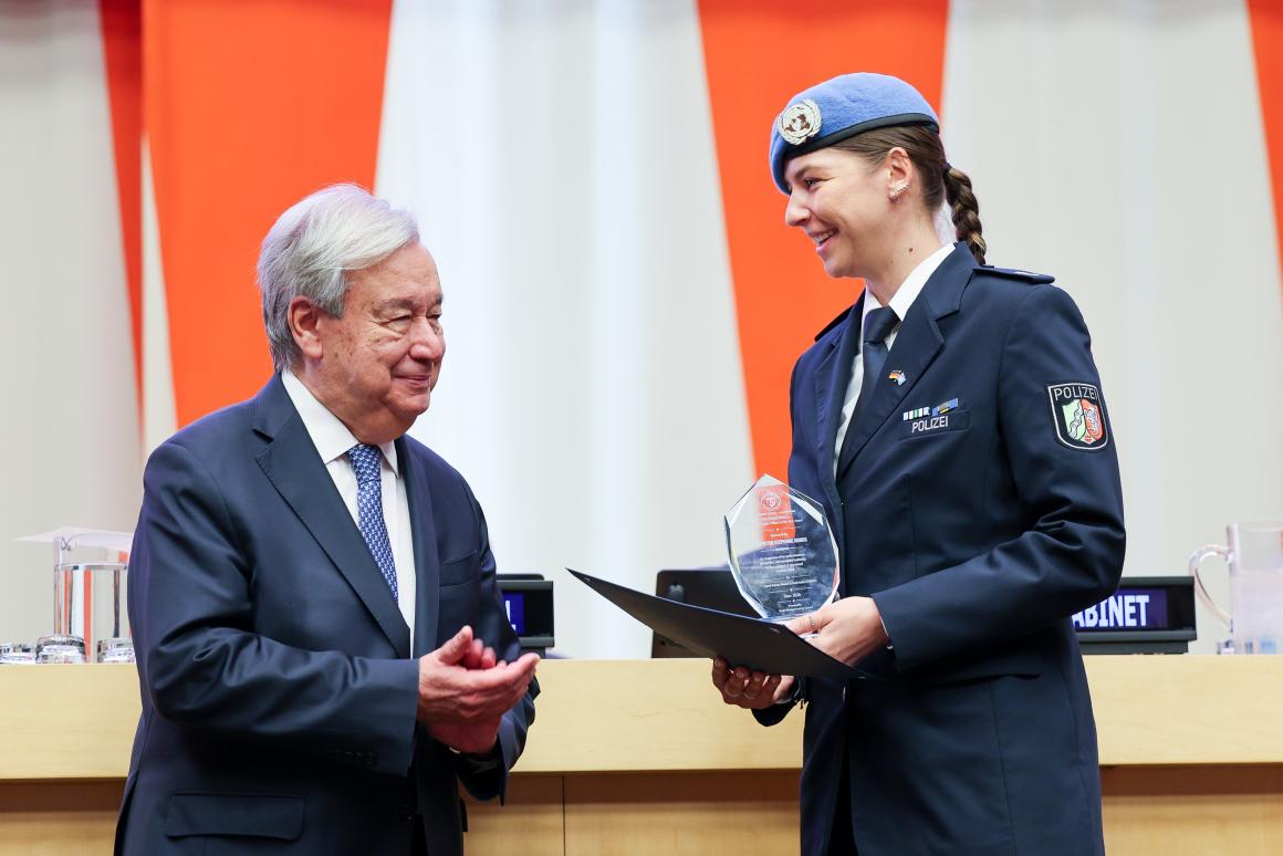 Inspector Stephanie Königs receiving the Woman Police Officer of the Year Award from UN Secretary-General António Guterres. Photo: MF Pagé