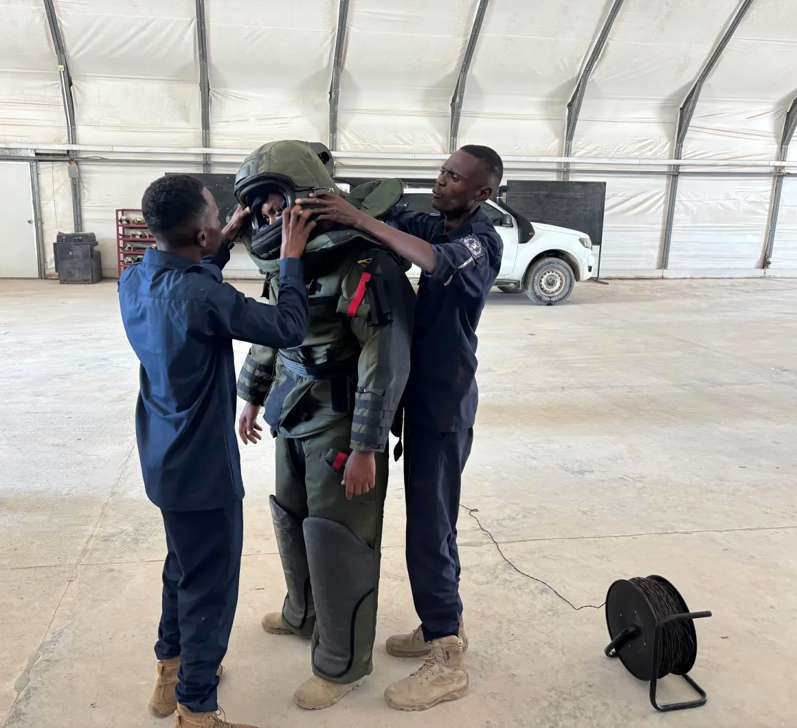 Trainees practicing IED task management - Executing of a Render Safe Procedure
