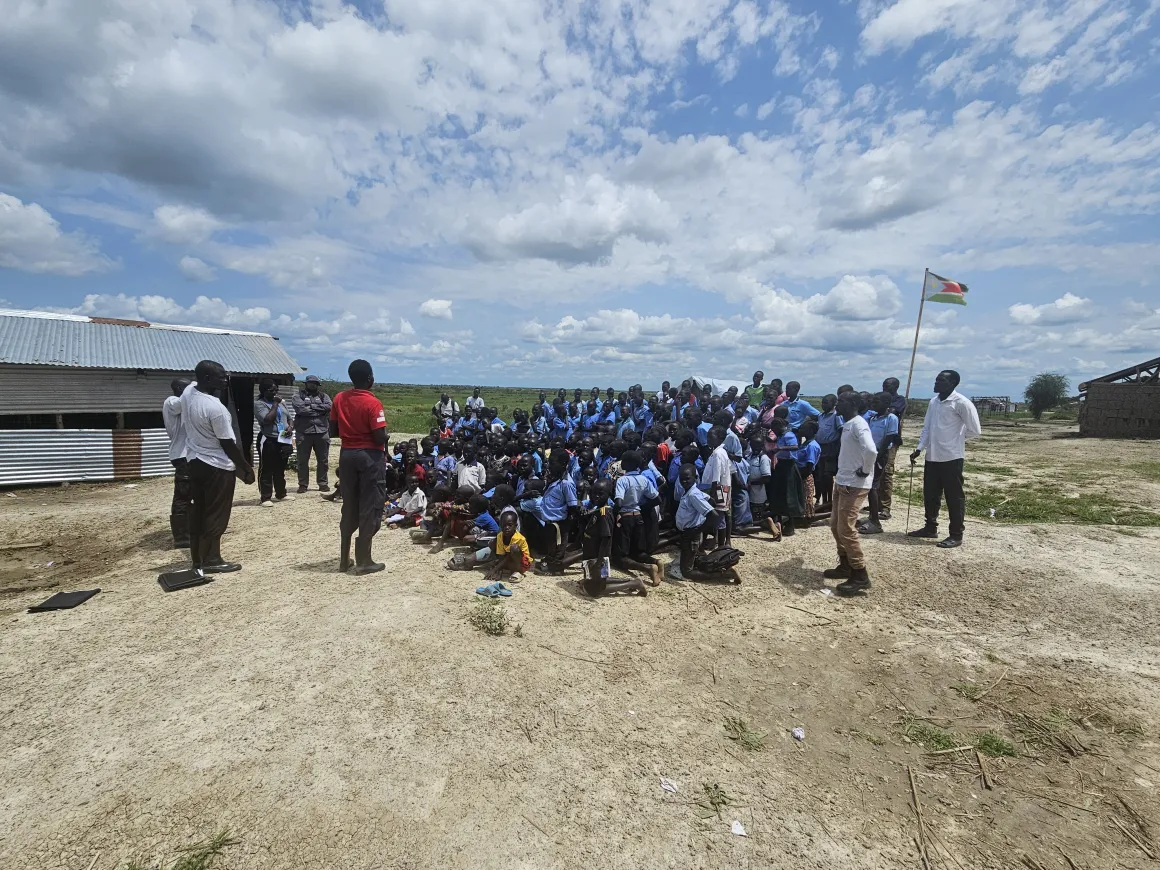 Children participate in an interactive EORE session, learning how to recognise and safely report explosive hazards. Photo credits: Sikulisiwe Gwara /UNMAS South Sudan