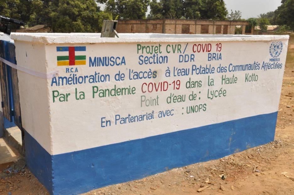 Le projet de lutte contre la violence au sein de la collectivité soutient également l'accès à l'eau, notamment au sein de l'établissement d'enseignement secondaire de Bria (photo fournie par la Section de lutte contre la violence-MINUSCA)