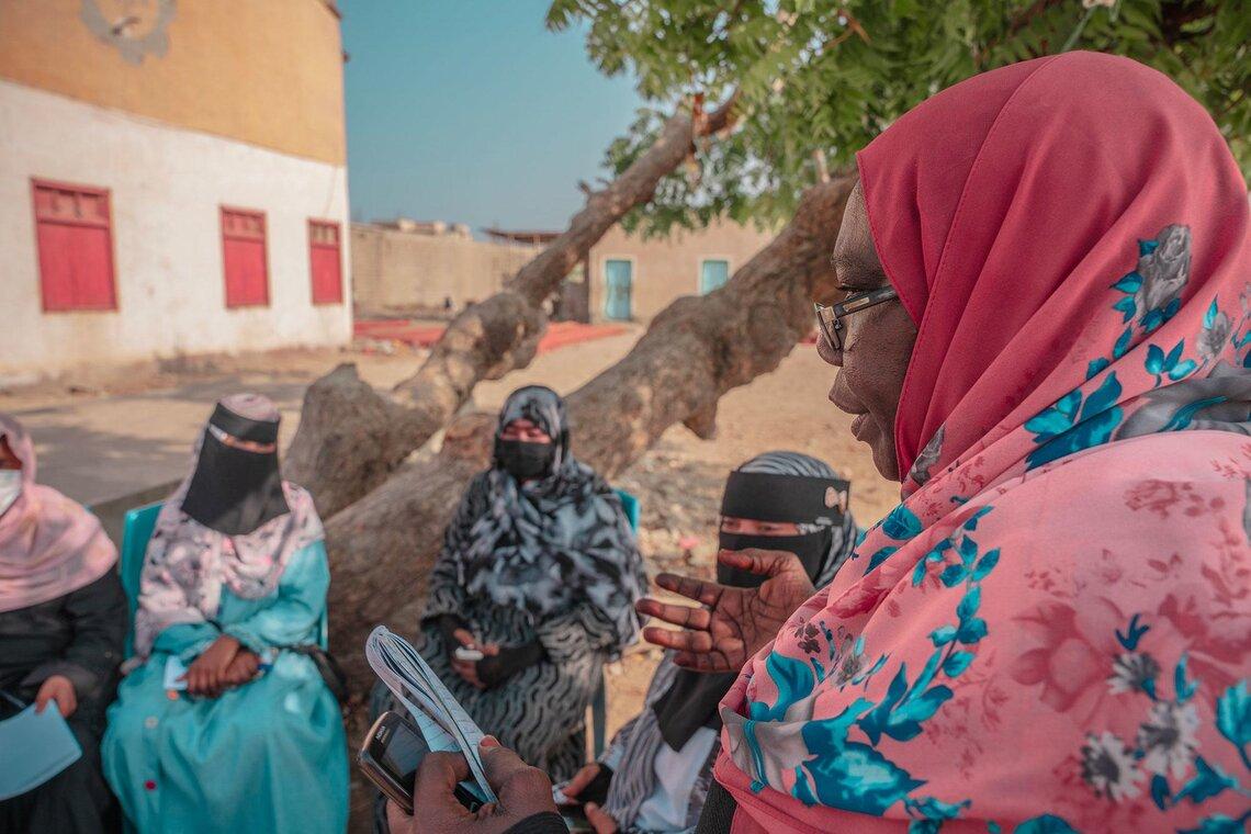 Au Soudan, en proie à une guerre civile, des femmes se réunissent pour discuter de la paix et des droits de l’homme.
