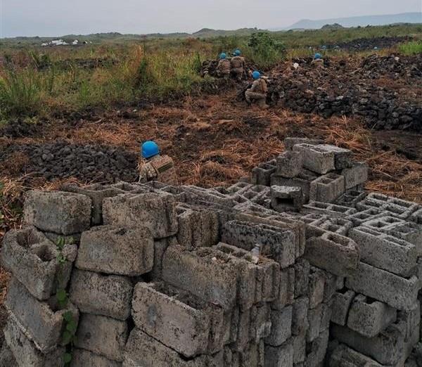 Les Casques bleus de la MONUSCO maintiennent leurs positions en soutien aux forces armées de la RDC pour repousser le M23 et protéger les civils dans l'est du pays.
