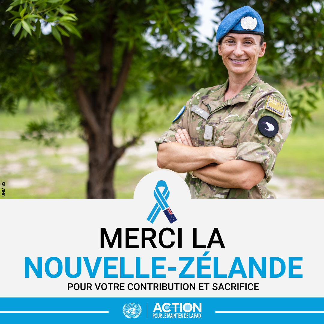 Une femme Casque bleu sourit à la caméra