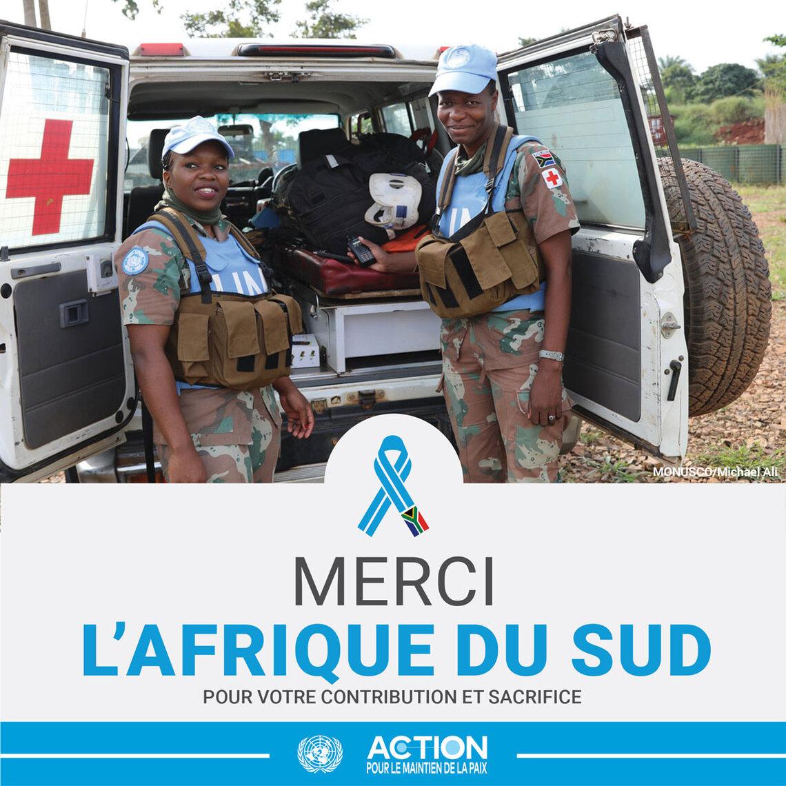 Des femmes Casques bleus se tenant près de leur ambulance