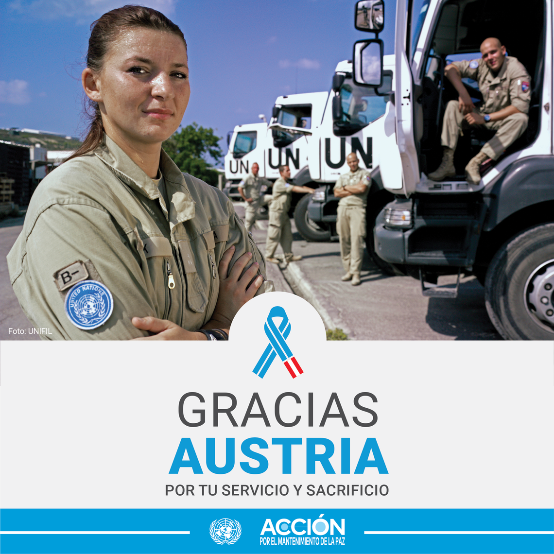 Una casco azul en primer plano y un casco azul en un vehículo de la ONU de fondo.