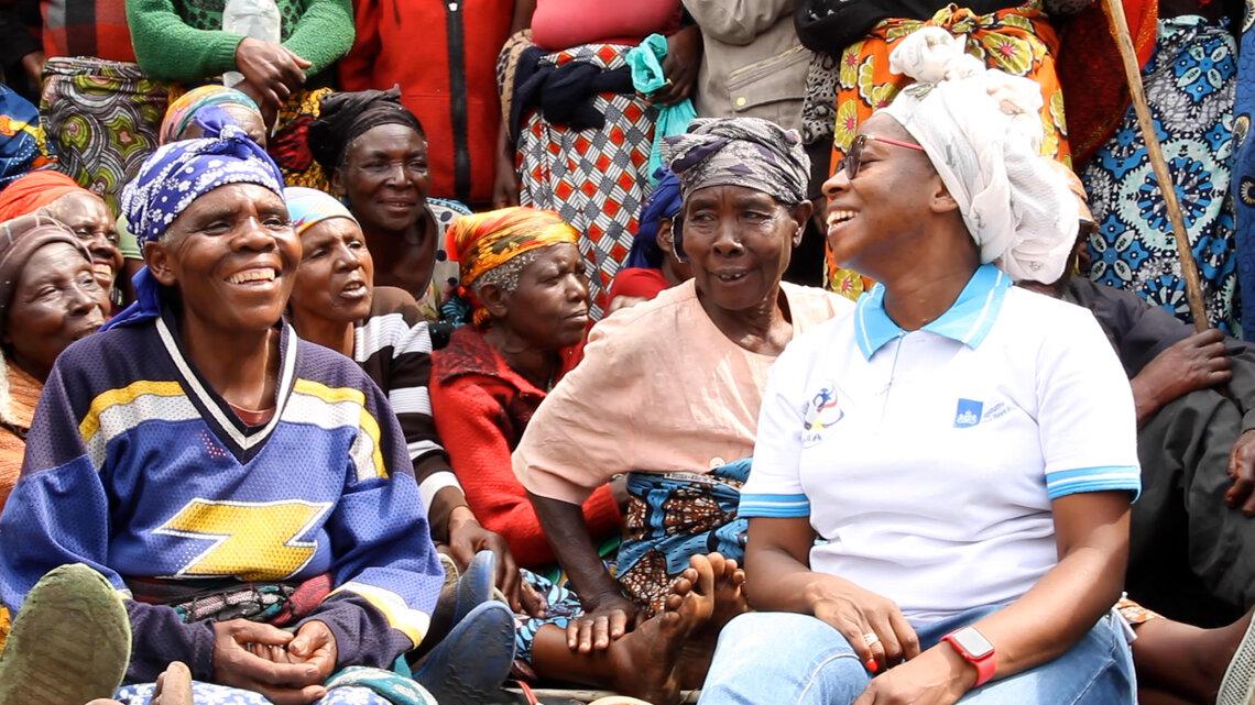 Anny discute avec un groupe de femmes au camp de Kanyaruchinya en République démocratique du Congo. Photo : Alain Wandimoyi/MONUSCO