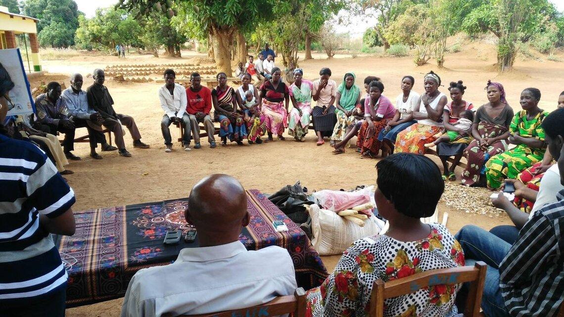 L’organisation à but non lucratif AFIA MAMA facilite un dialogue communautaire avec les autorités locales à Bukanda, en République démocratique du Congo, sur l’accès des femmes aux terres pour la petite agriculture, en 2015. Photo gracieusement fournie par Anny Modi